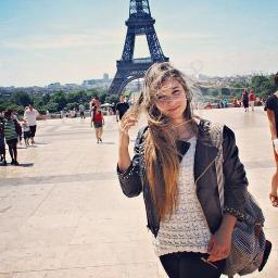 hi, I'm not sure What to write here, but I want him to say that I love you .. FOLLOW ME?.