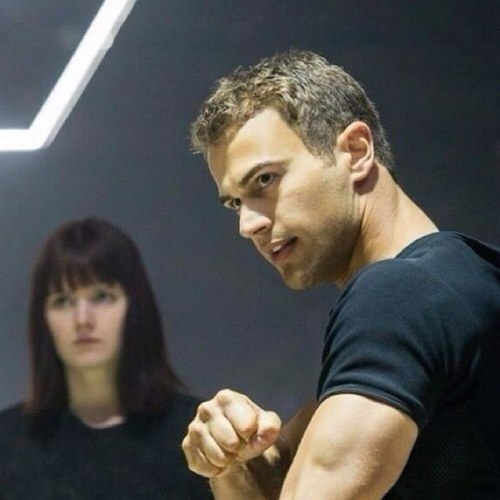 18. Nacido en Abnegación, trasladado a Osadía. Instructor. 4 Miedos.