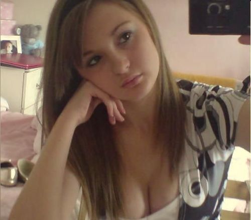 I'm a dreamer. I like cola, music and chocolate. Simple bitch! :)