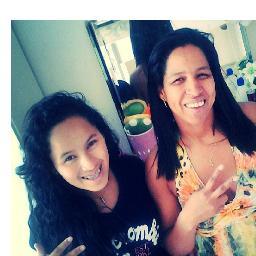 Debaixo da maquiagem e por trás desse meu sorriso, eu sou apenas uma menina que deseja o mundo.
