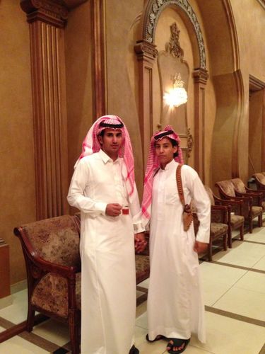 ياحبني له وياويــــــلي على شوفه.. **
ياوجد روحي علـــيه ويابري حالي..

    **ابـــو نـــاصـــر**