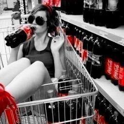 Sou Incompleto, Inconstante e Imperfeito . Tenho um mundo totalmente particular, e nele não cabe muitas coisas e nem pessoas.