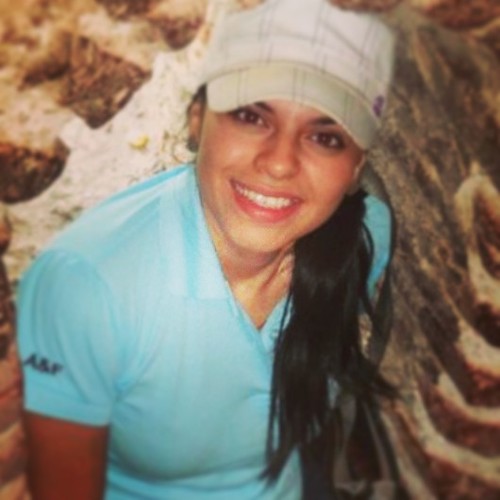 Amo la libertad, soñadora, Amante del futbol, jugar y nadar mi diversión, feminista y realista, Creo en el amor aunke sea una ilusión.
