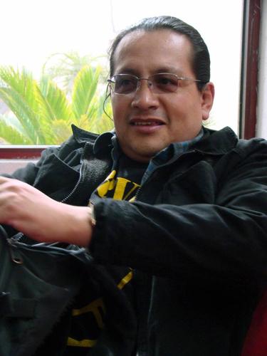 Periodista musical y gestor cultural. 
Terco seguidor del rock, el metal y el latin jazz. padre de Danni y Leo. Autor de dos libros.