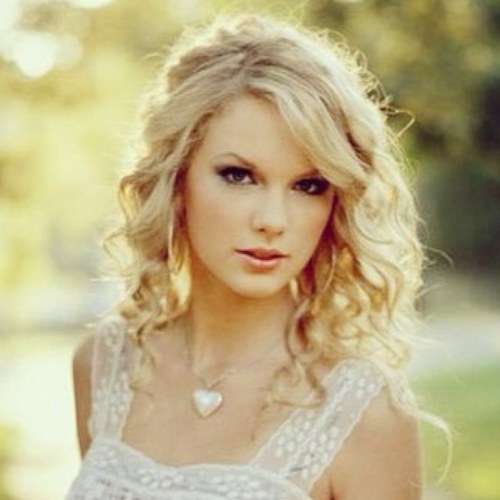 Taylor Swift is my princess ❤ i also happen to love Harry Potter, Hunger Games & Divergent. Meredith judges you.