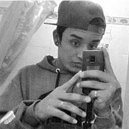 Soy algo diferente, ESTOY LOCO, me confundo, ME iLUSiONO y me río solO. Desconfió, tengo dudas, caigo, me levanto y doy la cara. Hago reír,  y odio sufrir,
