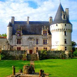 Construit aux XIVe et XVe siècles en Poitou-Charentes, le château de Crazannes porte également le nom de Château du Chat Botté.
