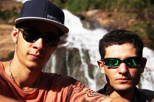 Somos os melhores Mc's do BRASIL porque temos um estilo de FUNK diferenciado, valorizamos nossos amigos e familiares e deixamos claro problemas em nosso pais.
