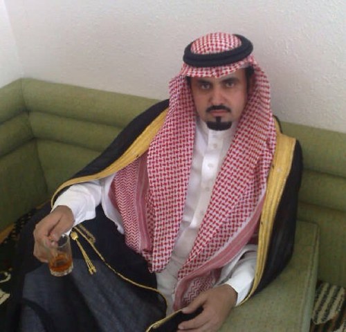 الصبر في بعض المواعيد مطلوب والنفس عن بعض السوالف غنيّه اللي يجادلني بلا فكر وإسلوب أصنّفه ضمن العقول الرديّه”