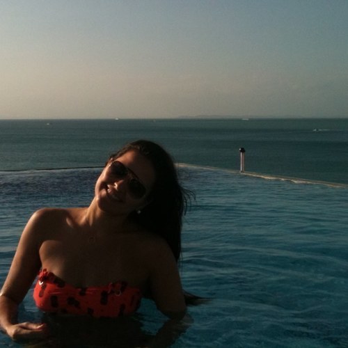 Como toda menina baiana, tenho um santo, tenho um encanto, tenho um jeito e defeitos também que Deus me deu.