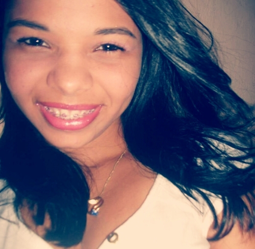 Eu que vivo com α cαbeçα nα luα, com músicα no ouvido e corαção nα bocα :)
 whats 96629948  ;)