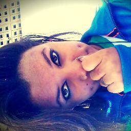 • Sou besta, do risada por nada, abraço as pessoas que amo do nada mesmo e que se foda todo mundo.
