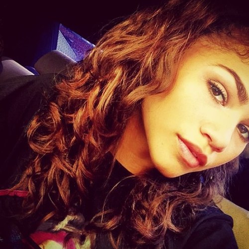 hiya heya oi aloha hola bonjour! It's me Zendaya! From Shake It Up! I created this twitter to talk to all of u and get to know u all a lot better Xoxo Daya