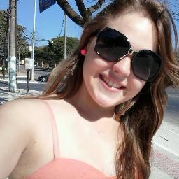 rá... 19 anos, gremista, sagitariana, futura publicitaria, exagerada, chata, ciumenta.. acho que só mesmo =P