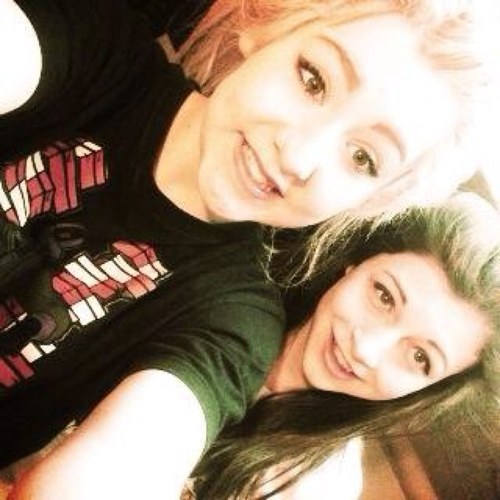 my old twitter brokee; i went from 700 to 5 followers so i had to start again so follow me and i will follow you back :*