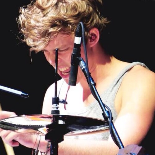 ASHTON IF YOU READ THIS PLEASE FOLLOW @5secsofpaige OMG AND BE HER 5/4