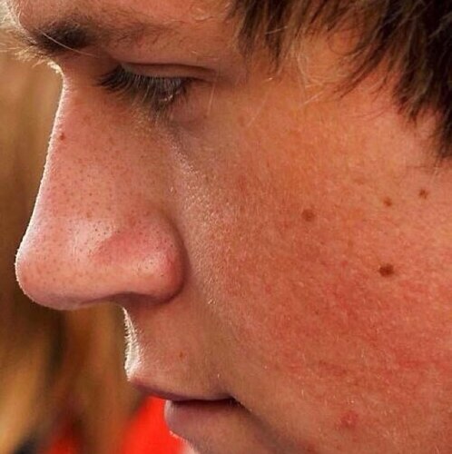 aye y'all should go and follow @narry4president bc she gave u a free follow bye.