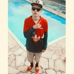 humilde,qualificado,driblador,ousado,marrento,e o mais importante fé. F I L H O DE D E U S  segue no instagram : juniinhorox