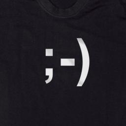 Ropa que incluye términos y signos de puntuación de uso diario.