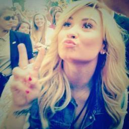Meu amor por você vai além das palavras, vai além de mim, vai muito mais além do que eu posso explicar. I love you very much @ddlovato