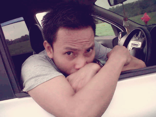 Menangis sendiri. Menangis karena sendiri. Menangisi kesendirian. Menangis untuk sendirian. Tertangisi oleh kesendirian. Sendirian menangis.