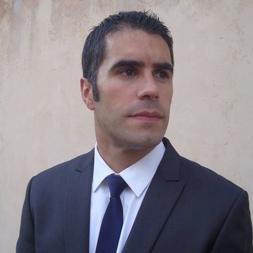 Marido y padre. Gerente de Epis - Vestuario y Protección Laboral. Futbolero.