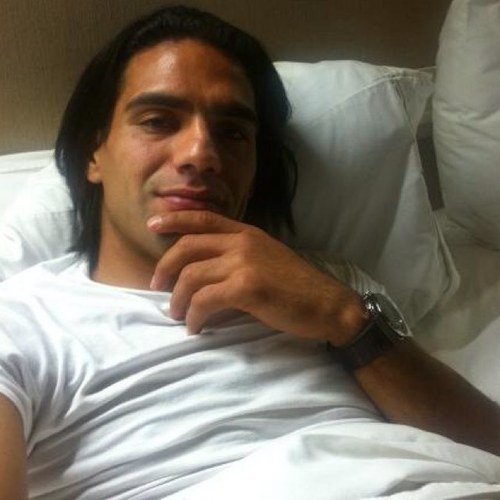 (PARODIA) Soy @FALCAO mejor jugador del Atletico de Madrid porque en mi selección no hago nada, me gusta plancharme el cabello para ser tan chulo como Cristiano