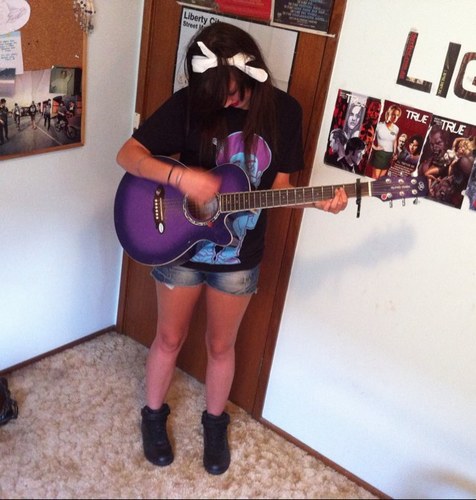 alishaarragon1's profile picture. “It gets better. It always gets better. Life will never put you through more than you can handle.”
—	 Austin Carlile, Of Mice & Men.