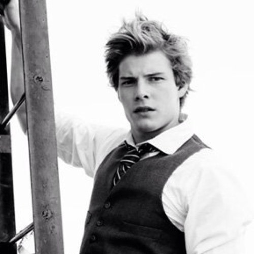 Son of Aphrodite. The God of lust in a sense. Bewere my arrow, for even in the most beautiful times, love hurts. {RP18+}