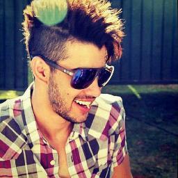 Sorriso perfeito,jeito maravilhoso e pessoa digna : @Gusttavo_lima ! 
 DONA: @SorteNoHumor_
Criado : 04/01/2012