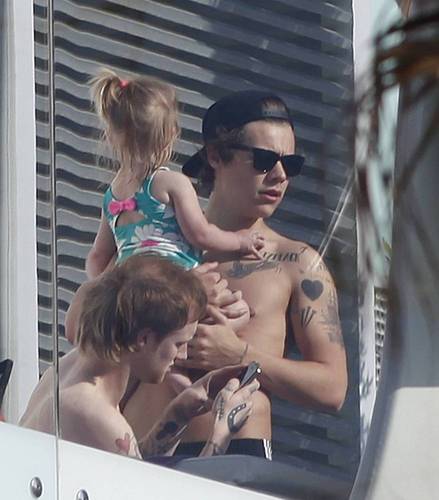 HarrysPsycho's profile picture. Disclaimer: This is a fake account, just trying to make people laugh while making fun of crazy girls