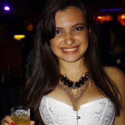 morena, olhos verdes, gordinha, simpática e insuportável com quem merece ;) Prazer Thamires Lima ! hahahaha