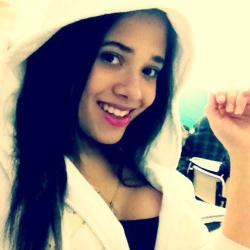 Não deixe que alguém, lhes diga que vocês devem ser felizes com o que têm. Sempre há mais, e não existe motivo para que vocês não tenham tudo. Filha de Deus (;