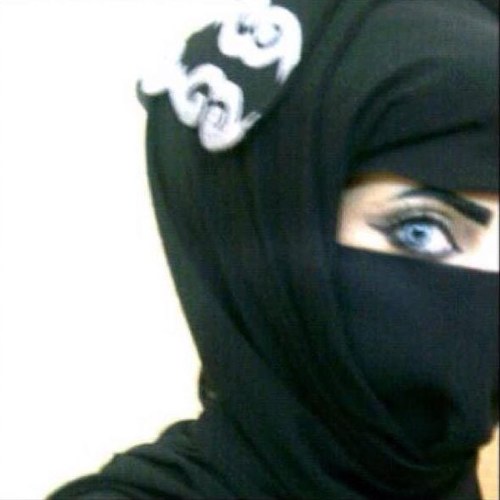 أتحلطم حالي حال كل الكويتيين بتويتر ، مرات اصير مؤدبه وأدز كلام كشخه، ومرات عاشقه بس حق منو مادري!! أقول قصة حياتي؟ يلا فولو ♥☹ ❌الخاص مهجور❌