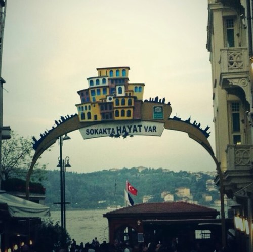Sokak hemzemindir, insanları eşitler.