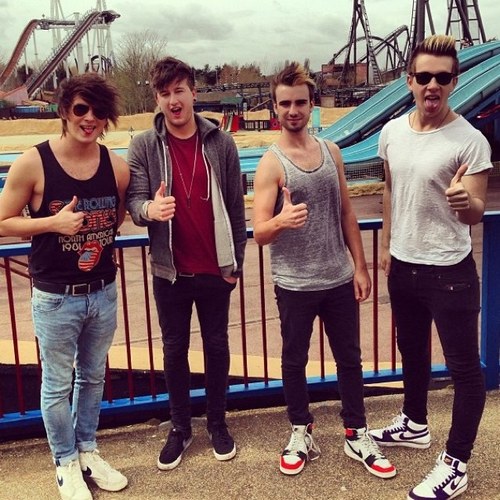 A new support account for the amazing bands: Lawson and ROOM 94 :) #Roomie #Geese
