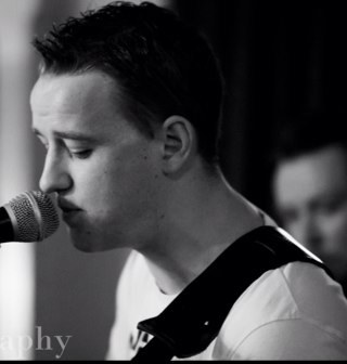 Singer/Songwriter in Merseyside. Guitar/Vocals with @_threepiecesuit. SUPPORT LIVE LOCAL MUSIC