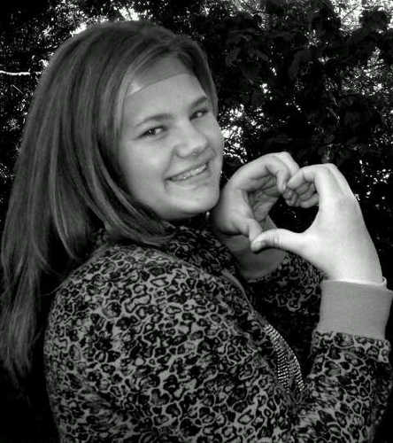 Blonde hare blou oë love hokkie en netbal love my fweds en family!!*