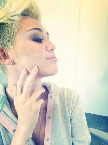 SMILER TILL I DIE. 
I SUPPORT MILEY, JUSTIN BIEBER AND ARIANA GRANDE. SELENA GOMEZ IS MY PRINCESS.
