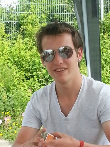 werkt bij de jumbo. regelmatige roker en drinker