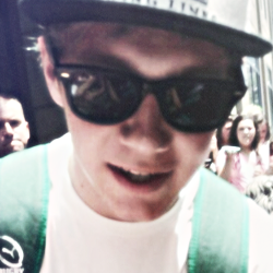 ¡NO ME SIGAS! Estoy regalandote un sensual follow. Puedes seguirme en [ @lanoviade_niall ] doy follow back seguro.