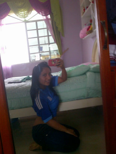 soy una chica divertida . Risueña , coqueta y amo a mi familia y a mi tigre bello lo amo demasiado ♥