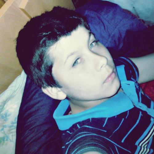 Hola, me gusta escuchar one direction:3 jaja tengo los ojo color verde emm eso xD jaja.