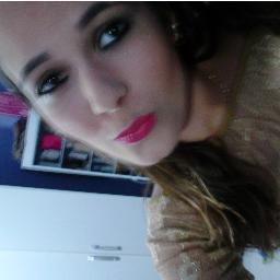 19 anos,signo de câncer, estudante de Direito,simpática,otimista,sensível,vaidosa, romântica, indecisa e são paulina com muito orgulho :*