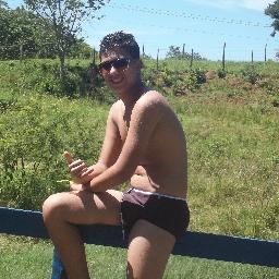 amo sair com os amigos ficar o dia todo no pc assitir meus programas favoritos.
e tbm nd mais indispensável q sair com amigos e namorado curtir balada.