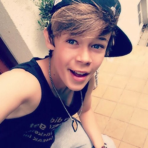 Im Drew Steele, just out here doing my thing, Im 14 years old, and I'm actually a nice person, and taken by the most sweetest guy @FakestFakerr Rp/Fl, Taken/Bi
