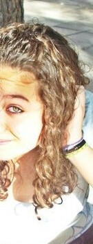 Loca, Hiperactiva de nacimiento, alegre, dinámica e indecisa.Sin rumbo en la vida.Bailar como pasion. Pondría algo en ingles por postureo pero no nos engañemos