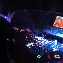 Sak-Dj: il commencé à s'interesser au Dj depuis l'age de 10ans; mais a lage de 12ans quil a commencé à apprendre le dj ...