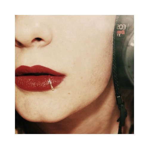 classybitchesx's profile picture. so basically im a newborn anon. 
help a classy bitch out and follow me. ✌