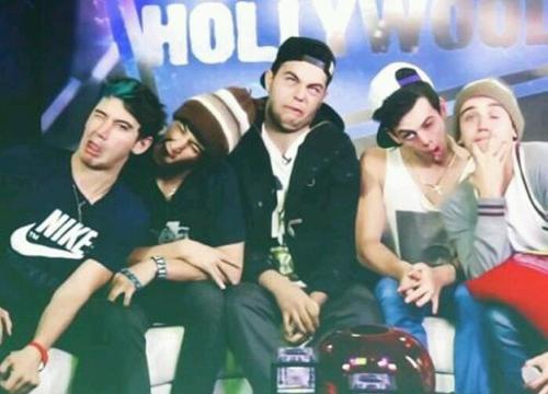 3 girls who love the Janoskians a little too much.

This one time Beau laughed at us on DMs because we're awkward.
4/5 just waiting for the gremlin